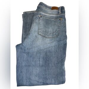 Judy Blue jeans relaxed fit tapered slightly to ankle button/zip size 11/30